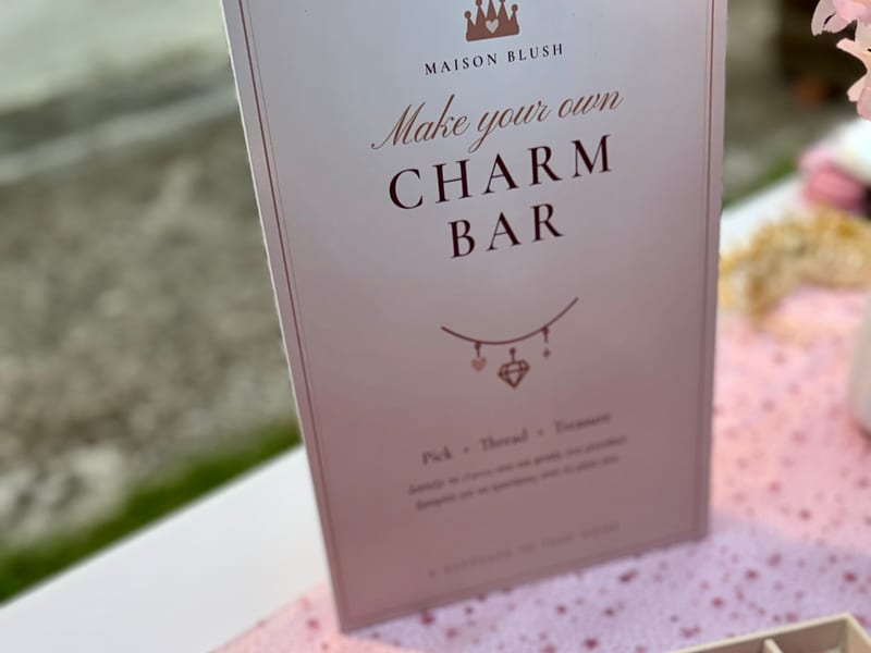 Charm Bar — κορίτσι φτιάχνει το δικό του βραχιόλι σε πάρτυ Maison Blush