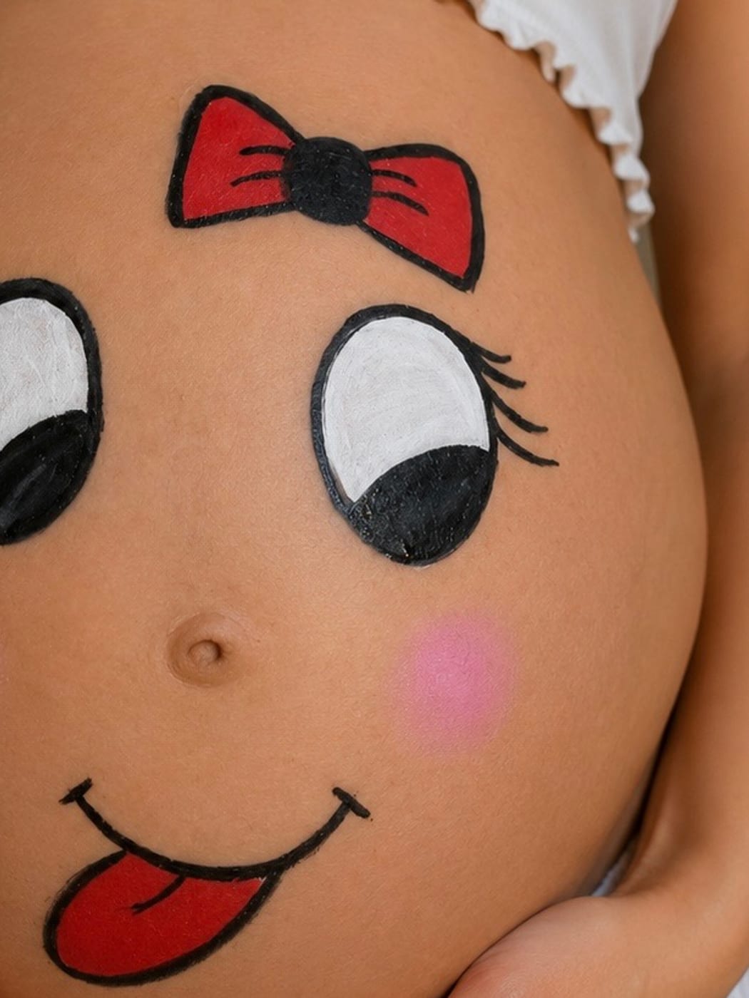 belly painting χαριτωμένο πρόσωπο με κόκκινο φιόγκο — Maison Blush Mama