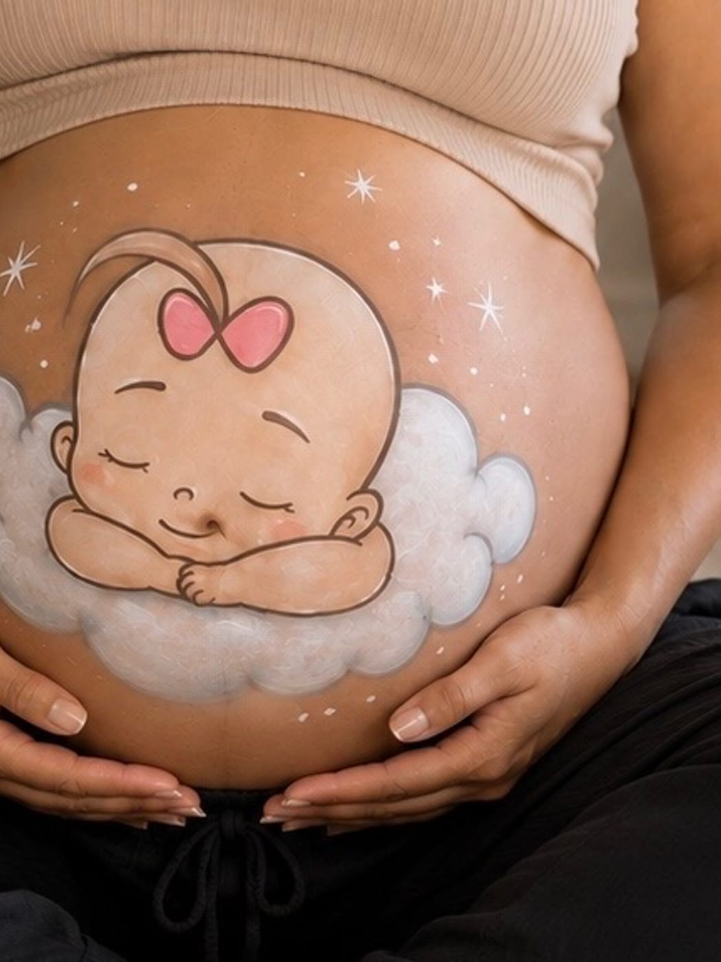 belly painting μωρό κοιμισμένο σε σύννεφο με φιόγκο — Maison Blush Mama